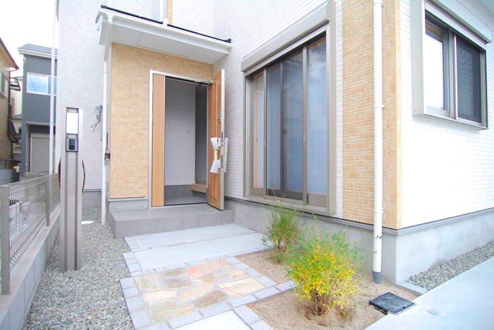 Other local. Planting green has become a home where there is a natural in front of the entrance! 