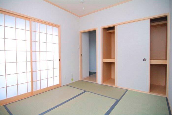 Non-living room. Storage capacity with plenty of Japanese-style room