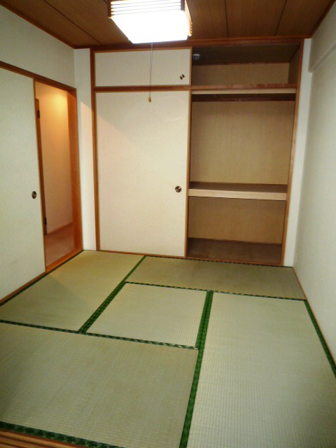 Other room space. Japanese-style room 4.5 Pledge