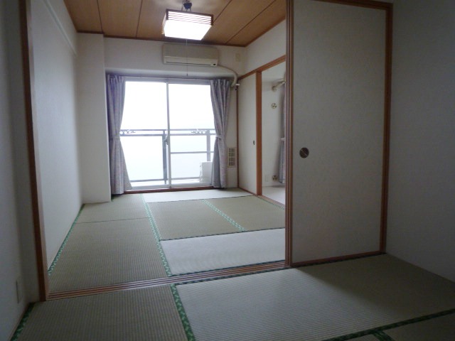 Other room space. Is Tsuzukiai of Japanese-style room 4.5 quires and 6 Pledge