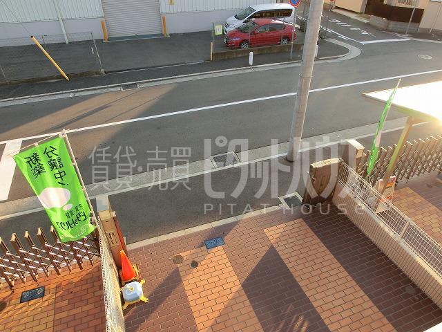 Local photos, including front road. Parking on the south side, There is a road ventilation, Day is good.