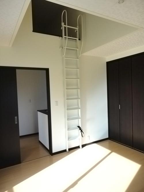 Same specifications photos (Other introspection). Good even if I was a little secret base by providing a loft, Also good to increase the space that can be stored in the attic storage rather than a loft. It can be changed depending on your preference.