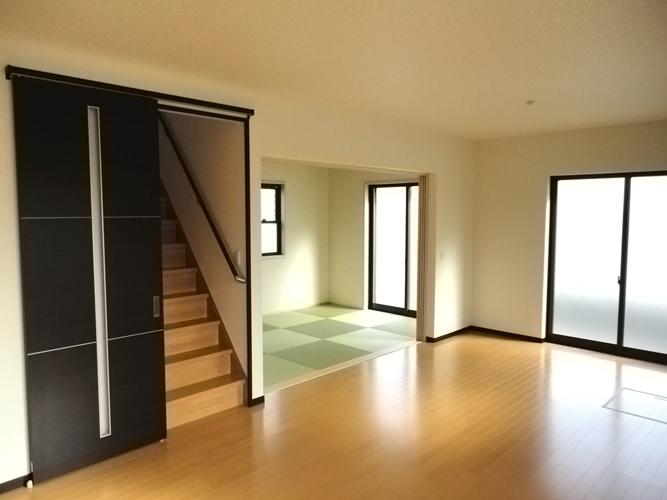 Same specifications photos (living). It gives a spacious impression by connecting the LDK and the Japanese-style room. Also, Your child by stairs also installed we have the structure, such as up to the second floor through the LDK.