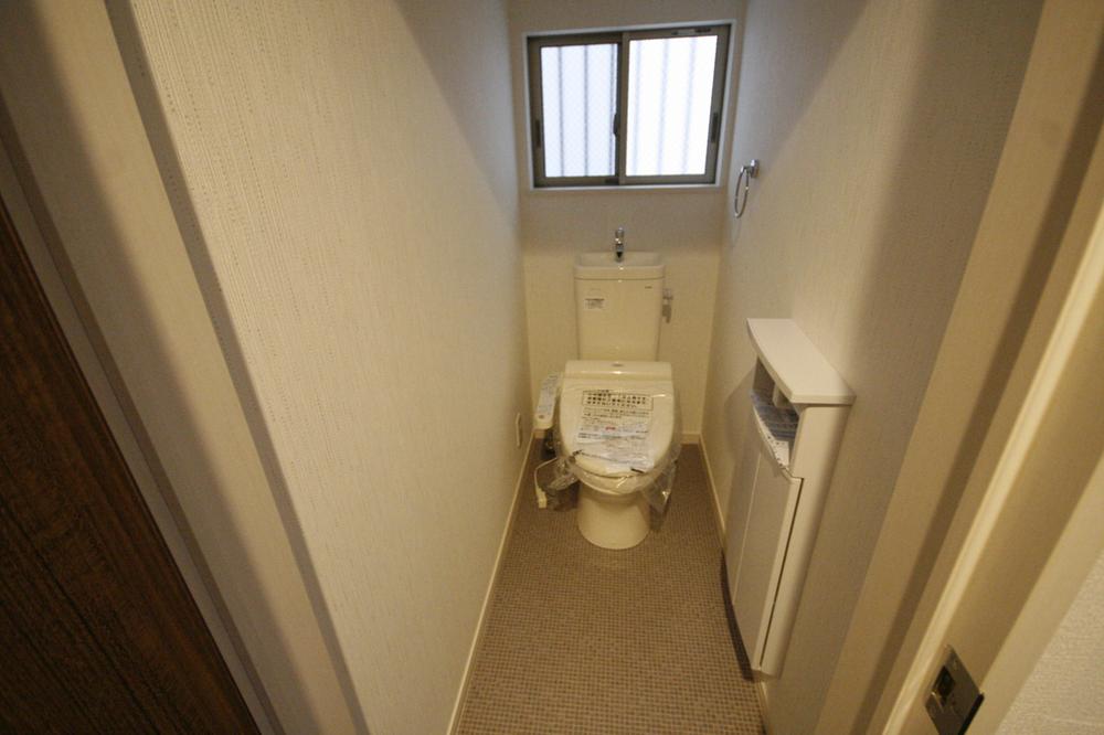 Toilet. Local (December 20, 2013) Shooting