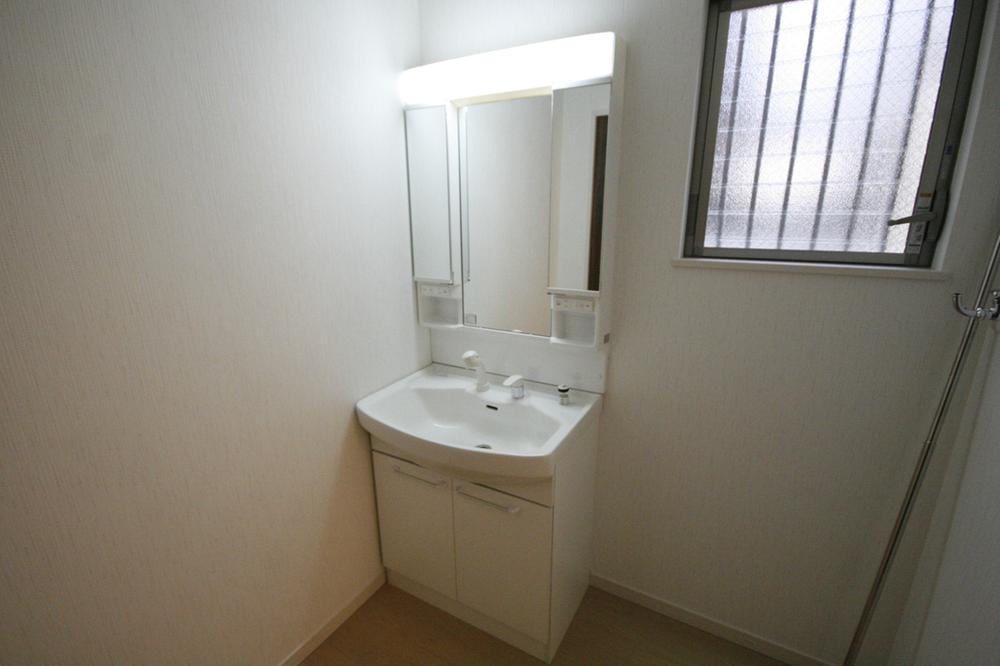 Wash basin, toilet. Local (December 20, 2013) Shooting