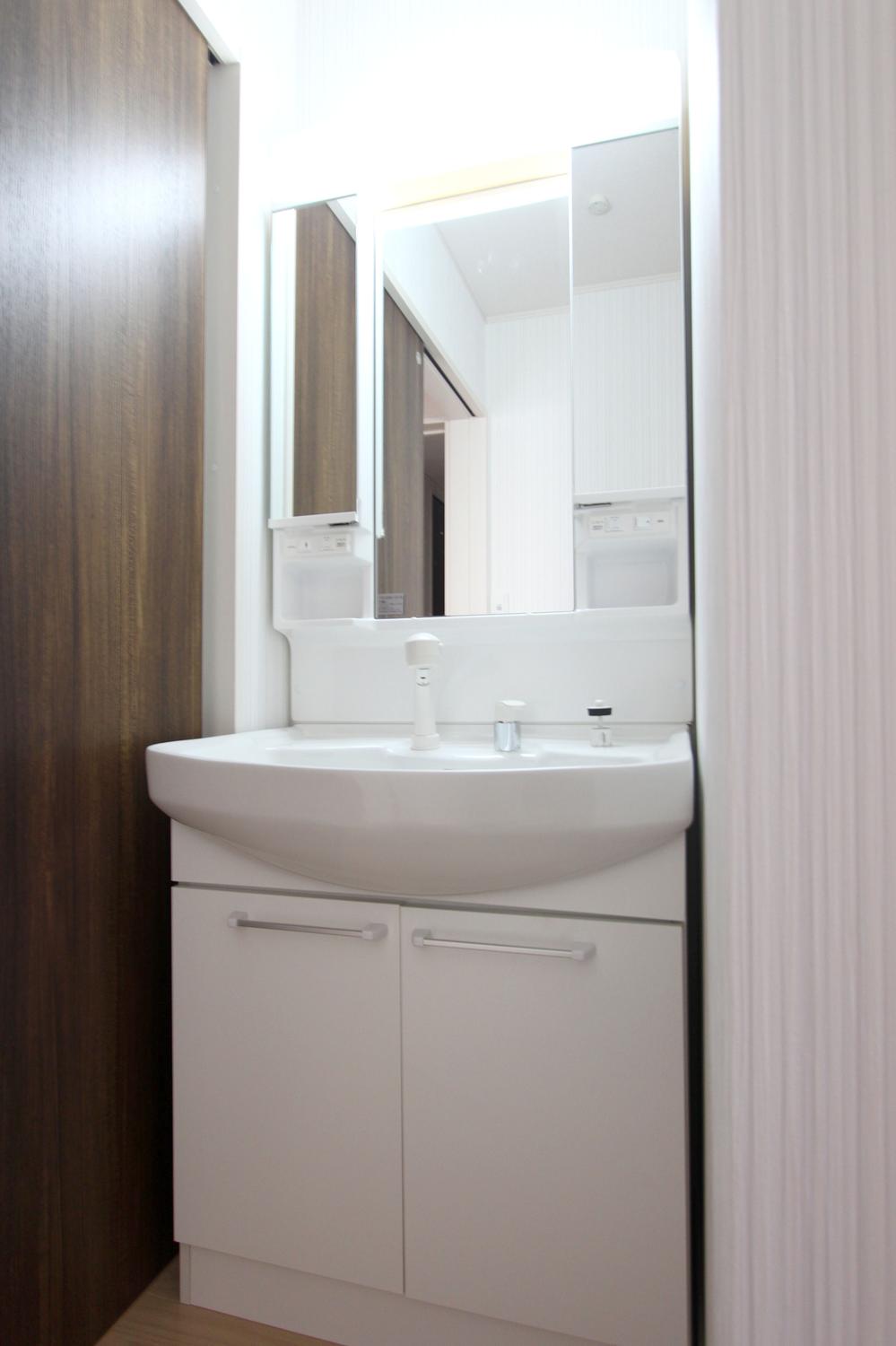 Wash basin, toilet.  ◆ Basin space