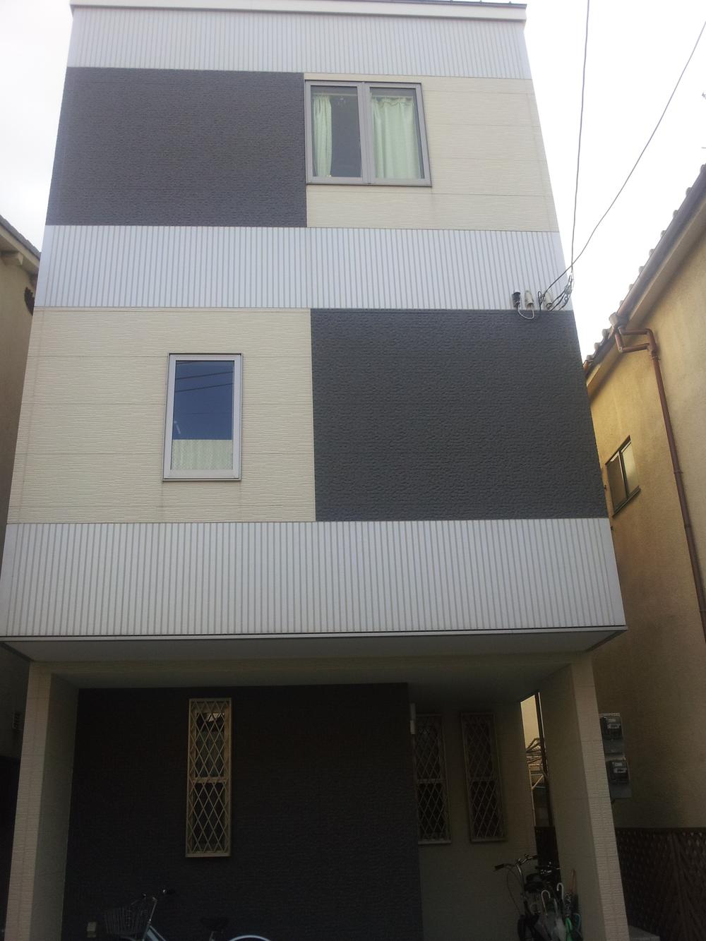 Local appearance photo. Local (12 May 2012) shooting Designer house like a fashionable appearance since the balcony is not in the front!