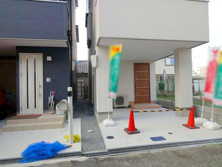 Local appearance photo. You carry your luggage from the car without getting wet on a rainy day