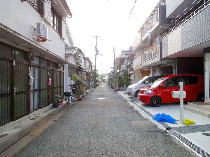Local photos, including front road. It is also safe jump out of the child because the street car is less