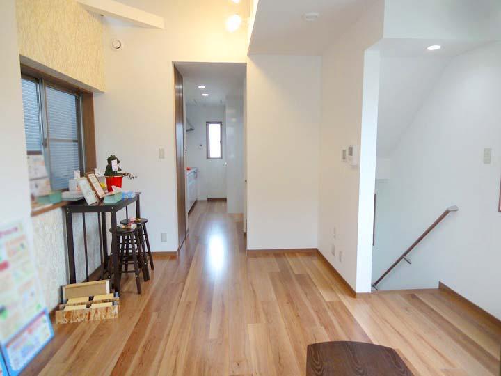 Living. Photo back is the kitchen. It is quite bright living room has been opened east on the south-facing! 