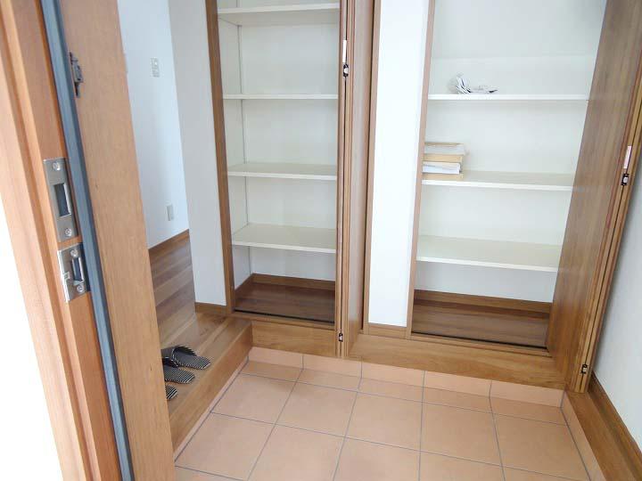 Entrance. Entrance wall full of shoe boxes there, For adjustment also possible, Men's Shoes, Boots, etc. are a variety of shoes can be stored. 