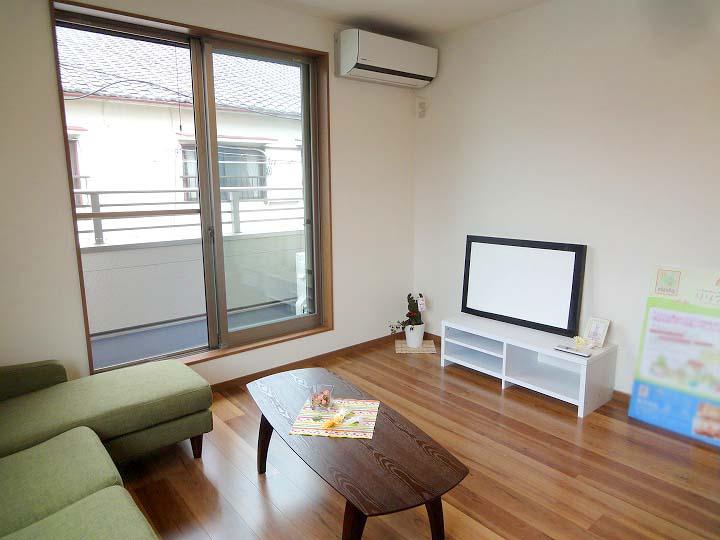 Living. living ・ There only about 10 tatami dining space. It has opened southeast, It is the brightness, such as the south-east corner lot! 