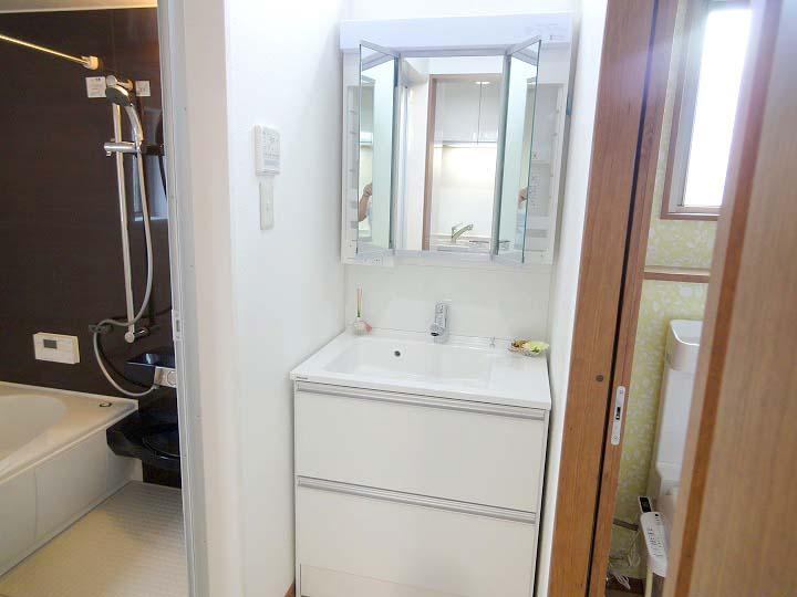 Wash basin, toilet. Shower nozzle, Such as a three-sided mirror glad function It is packed