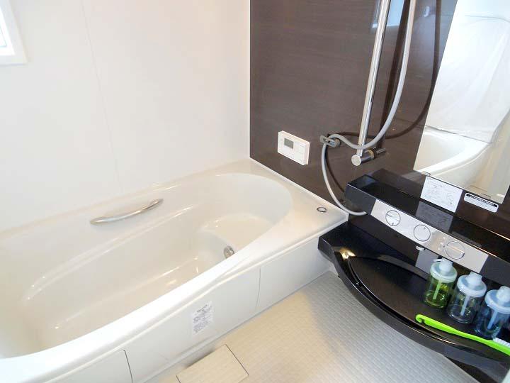 Bathroom. It is a bathroom of one tsubo type! Bathroom is with a heating dryer. For hot water to boil using the nighttime power, It is economical