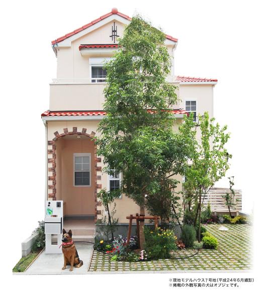 Building plan example (exterior photos). 20 Pledge than the spacious atrium living Ya, Model house provided with a kitchen island that is in the inner terrace. further, Wood deck can feel the trees of the garden is also available. (Local No. 7 land model house / June 2012 shooting)