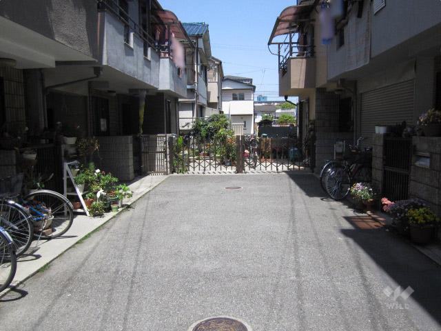 Local photos, including front road. Frontal road