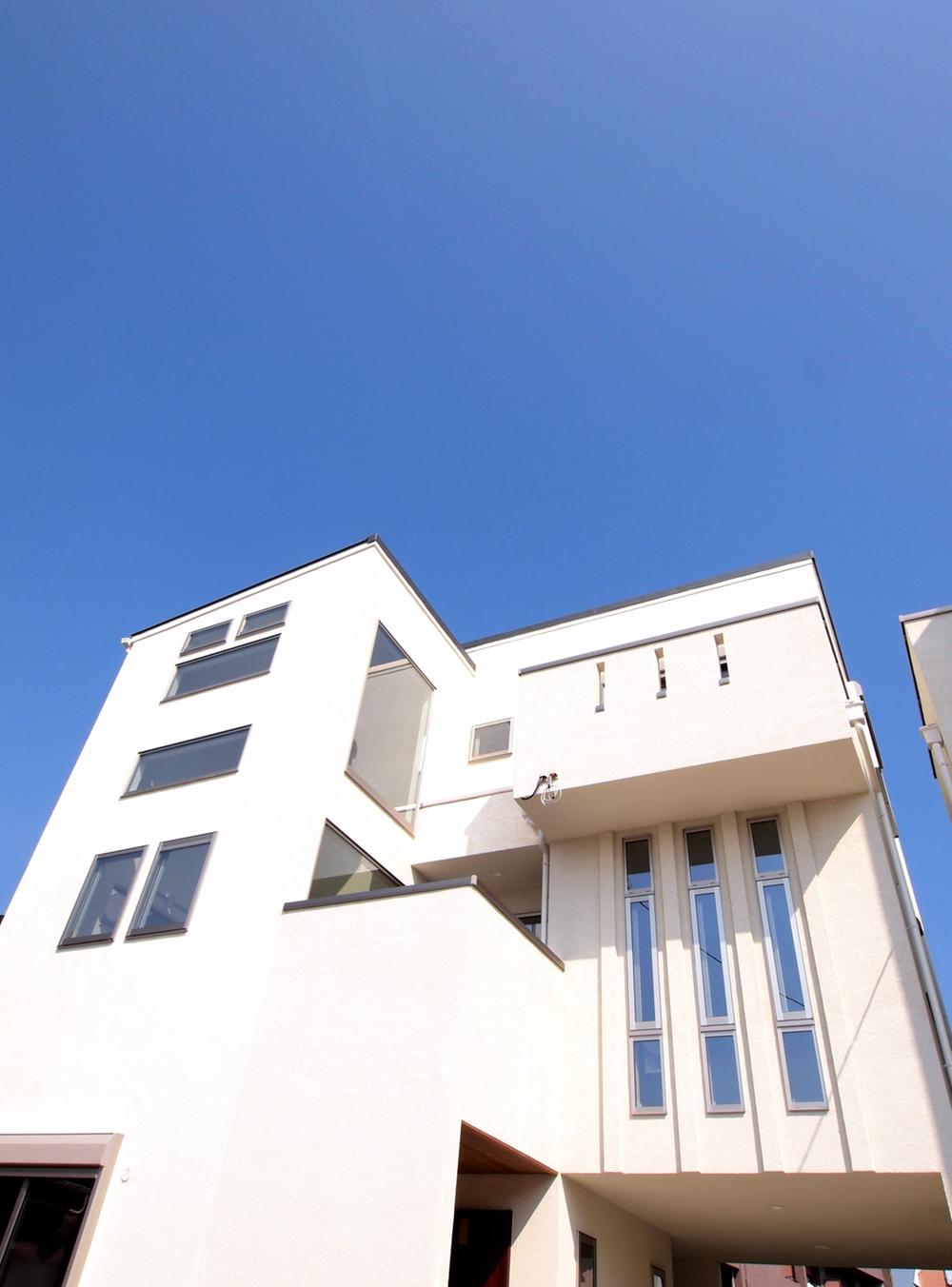 Local appearance photo. Slit glass accents. It is neat appearance.