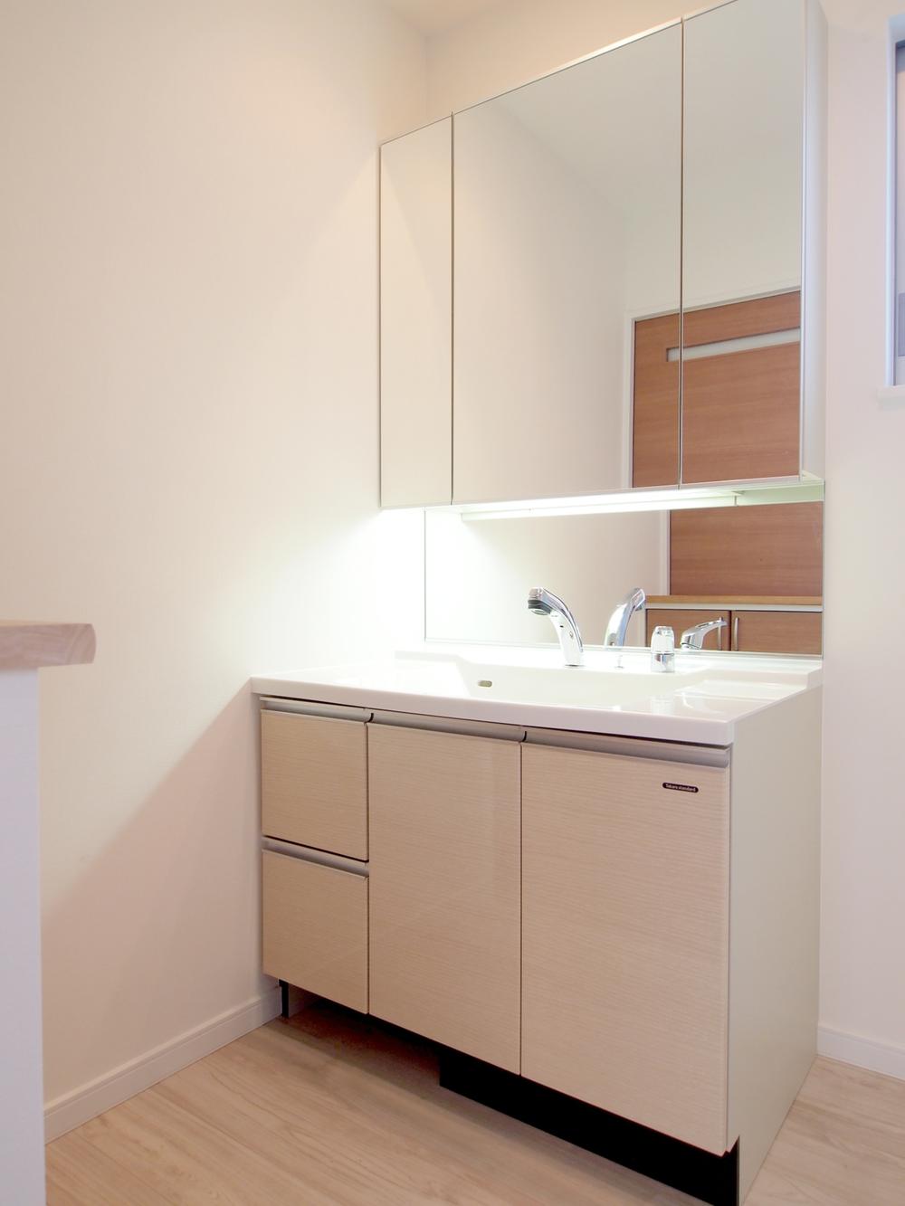 Wash basin, toilet. Housed with three-sided mirror vanity. Even toothbrush and dryer, You can clean and storage.