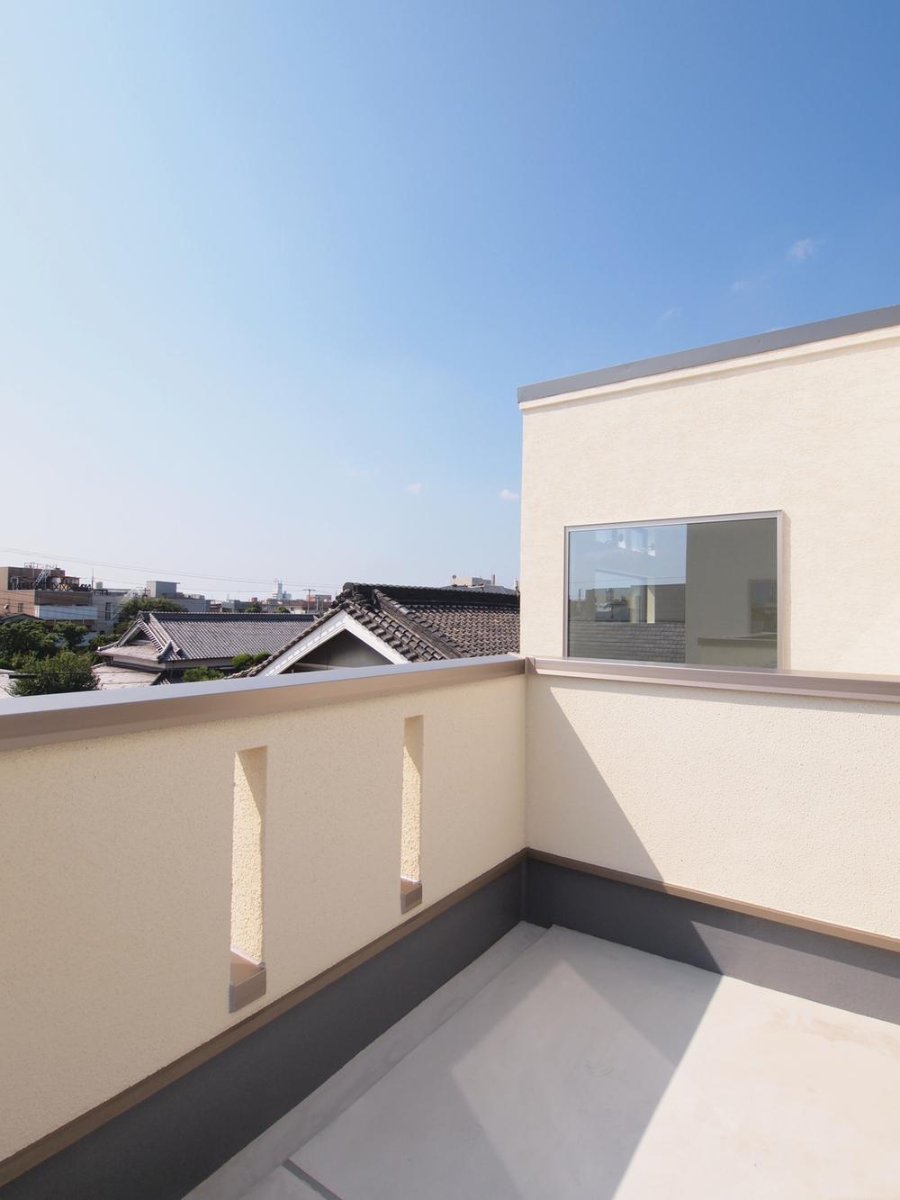 Balcony. Open roof balcony. We know well tranquility of the surrounding local.