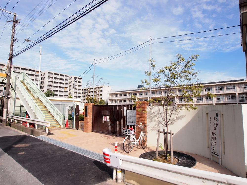 Primary school. Renovation of 560m school building until the City Kamisakabe elementary school has been completed, Kamisakabe elementary school.