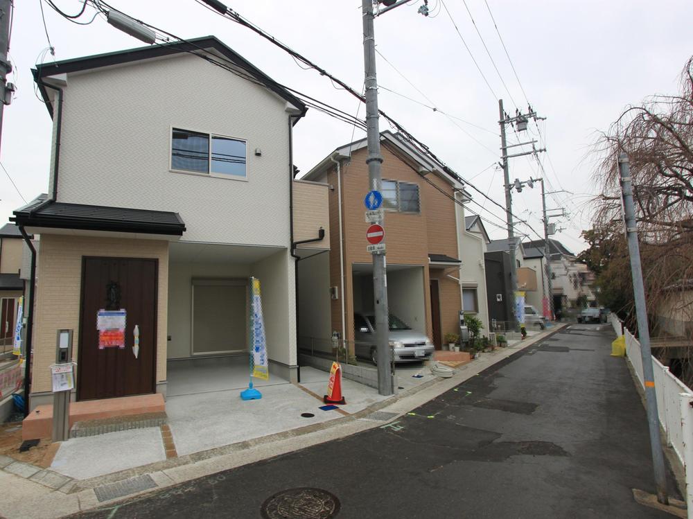 Local photos, including front road.  ◆ local