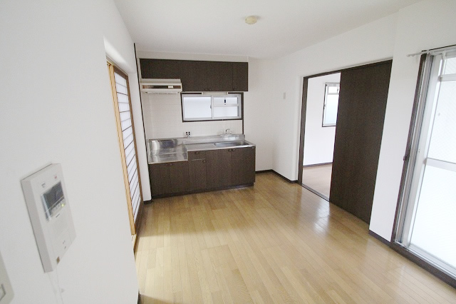 Living and room. Door is it not taken place in the sliding