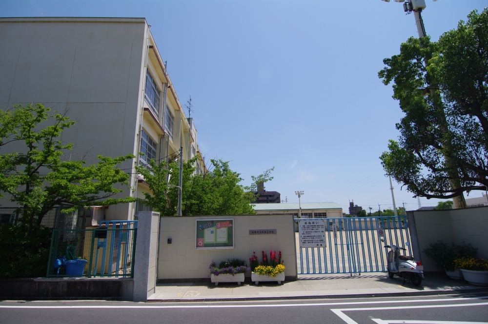 Primary school. 842m until the Amagasaki Municipal Muko elementary school (elementary school)