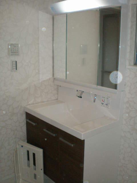 Wash basin, toilet. Indoor (12 May 2013) Shooting