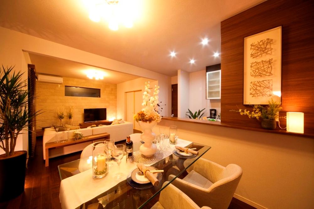 Living. LDK of ceiling height 2.6m is also adjacent Japanese-style room, It may be easy to use, We really spacious. (In the model house)