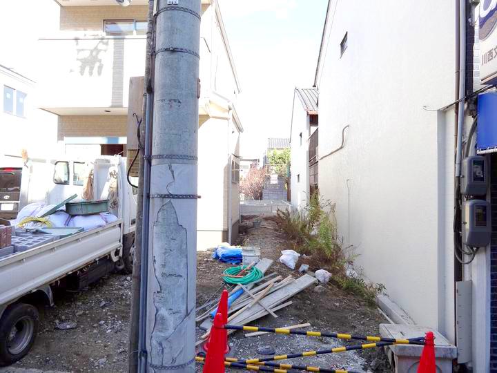 Local appearance photo. There is a distance to the road, It is also safe steep jump out of small children.