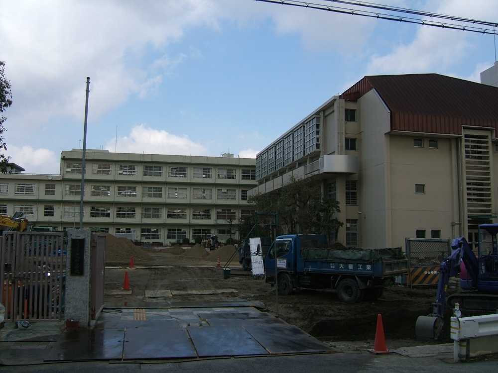 Primary school. 602m until the Amagasaki Municipal Kamisakabe elementary school (elementary school)