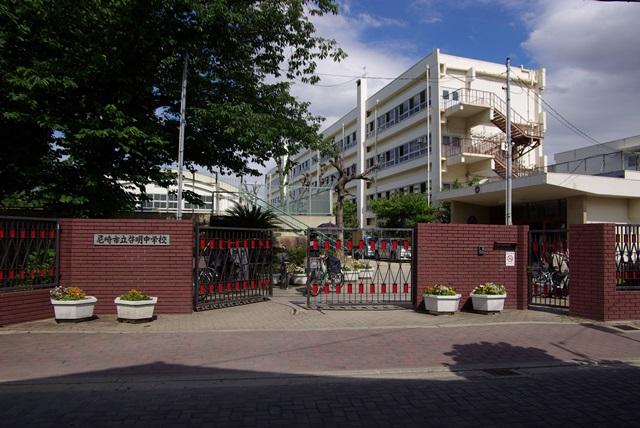 Primary school. Amagasaki Municipal Nishi Elementary School up to 556m