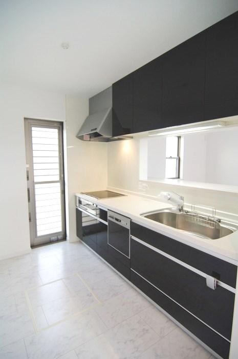Same specifications photo (kitchen). The kitchen is, It comes with a dishwasher