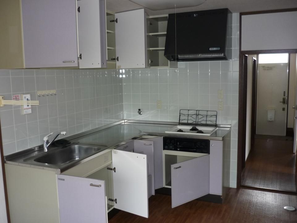 Kitchen. L-shaped kitchen 3-burner stove