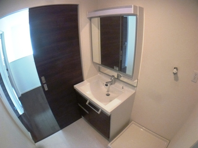 Washroom. Wash basin with shampoo dresser.