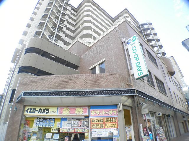 Shopping centre. Laporte East Building until the (shopping center) 1348m