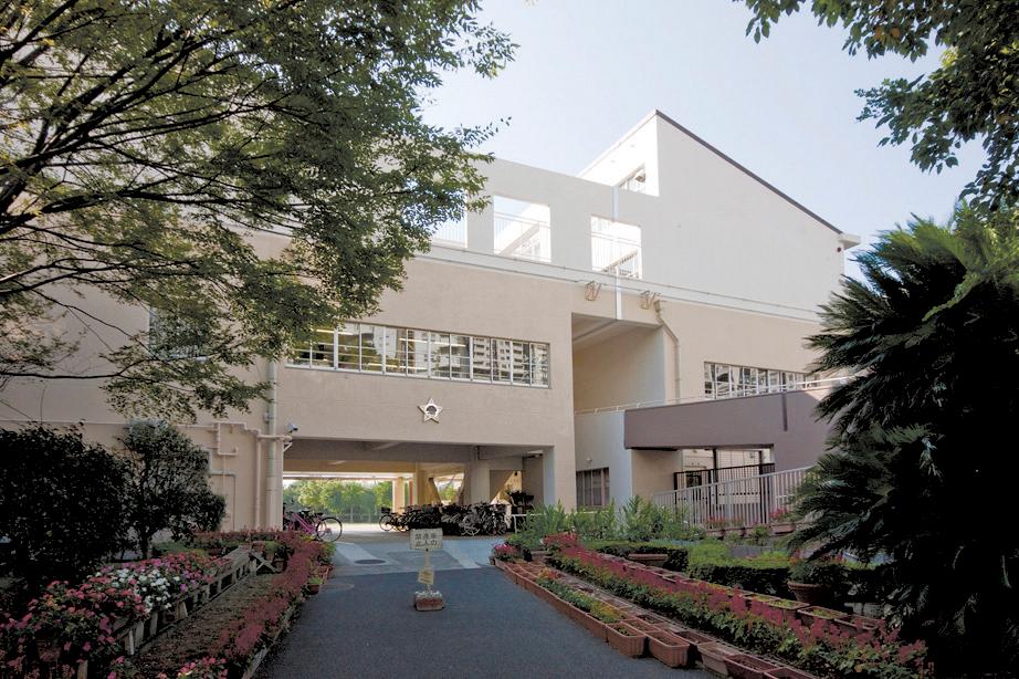 Primary school. Children to school from 1750m south Ashiyahama to municipal Shiomi Elementary School is more than half. Education facility that has been in place with nature is blessed with wide schoolyard boasts. 