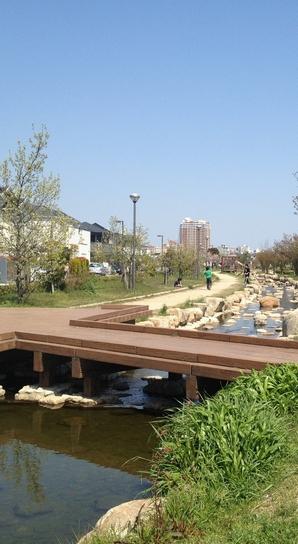 There is a promenade along the babble flowing in the gentle Town, Stroll the or children and playing in the water, Has been popular as a place of relaxation (about 800m)