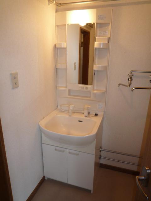 Wash basin, toilet. Interior