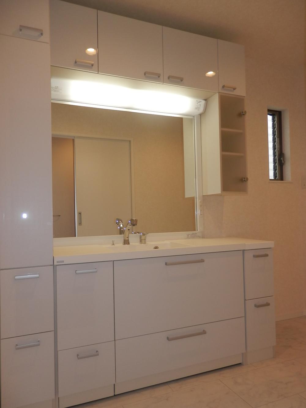 Wash basin, toilet. (April 2013) Shooting