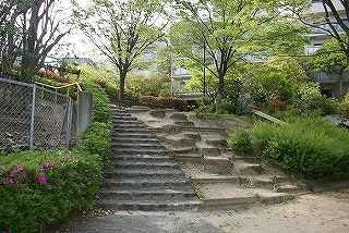 park. Yamateminami 1100m until the green space (park)