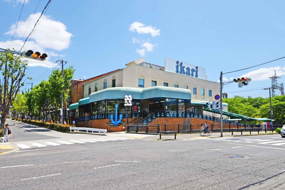 Supermarket. A 4-minute walk to the anchor supermarket 300m nearest shopping facility to anchor Super. Easy Shopping! 