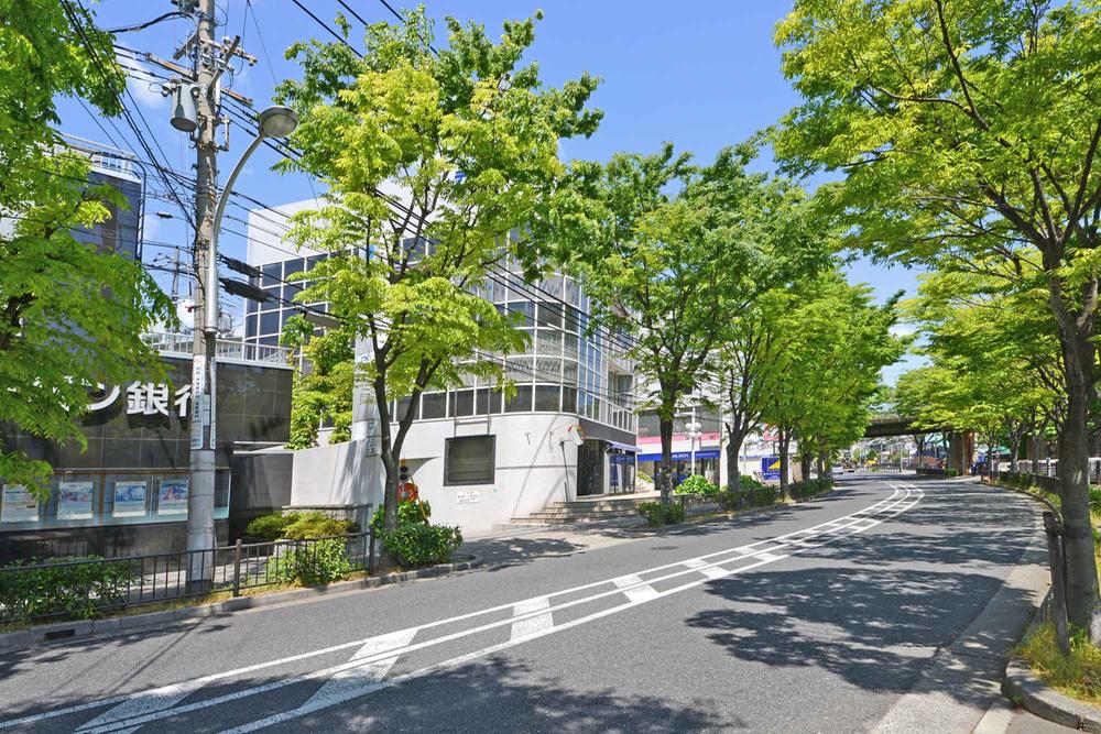 View photos from the dwelling unit. Immediately of tree-lined street down from the local.  Beautiful tree-lined street is followed, The contrast of light and shadow is very beautiful. 