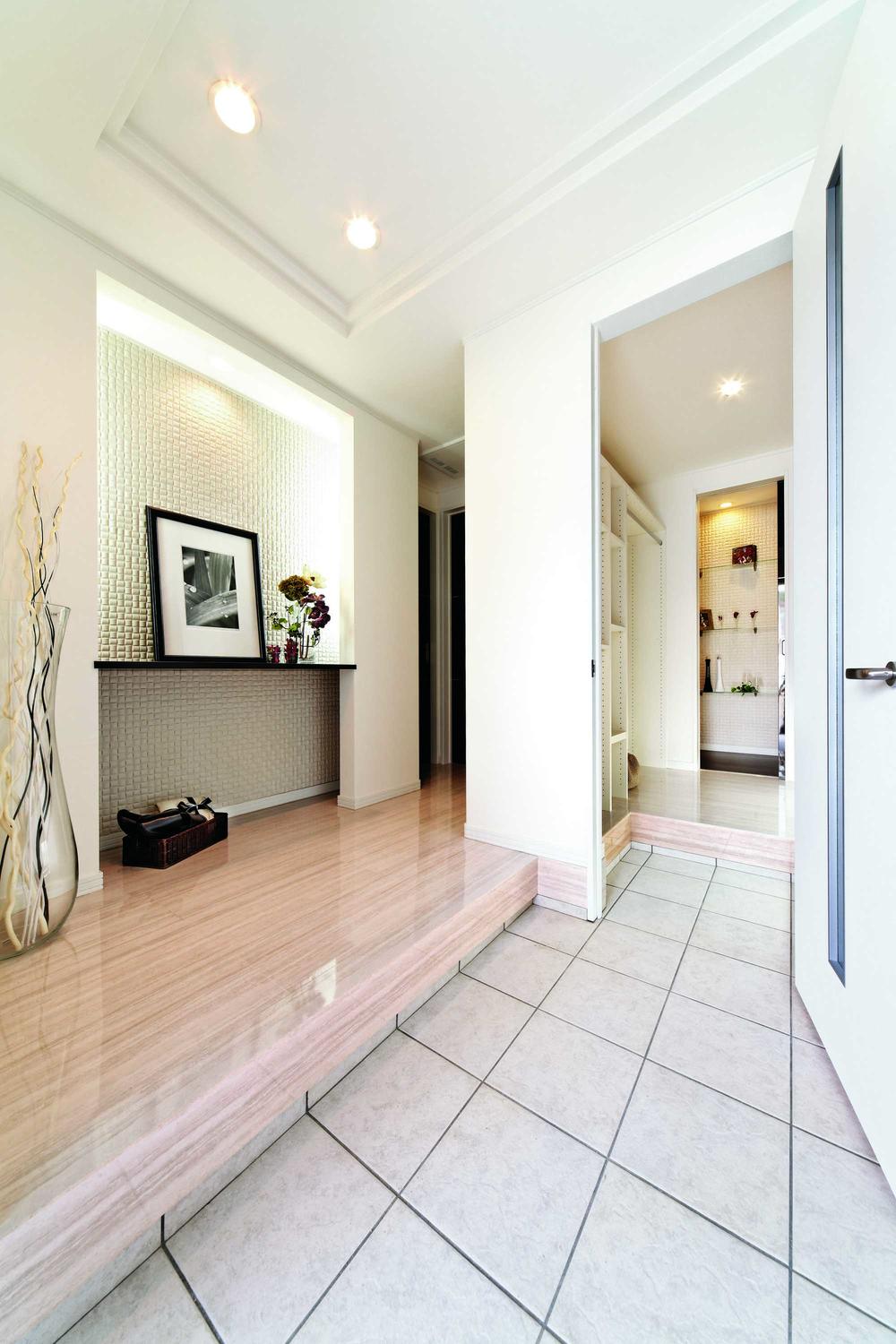 Model house photo. Ashiya already condominium model house photo. Customer entrance for acceptance (on the left). Right it will be the entrance of the family dedicated. 