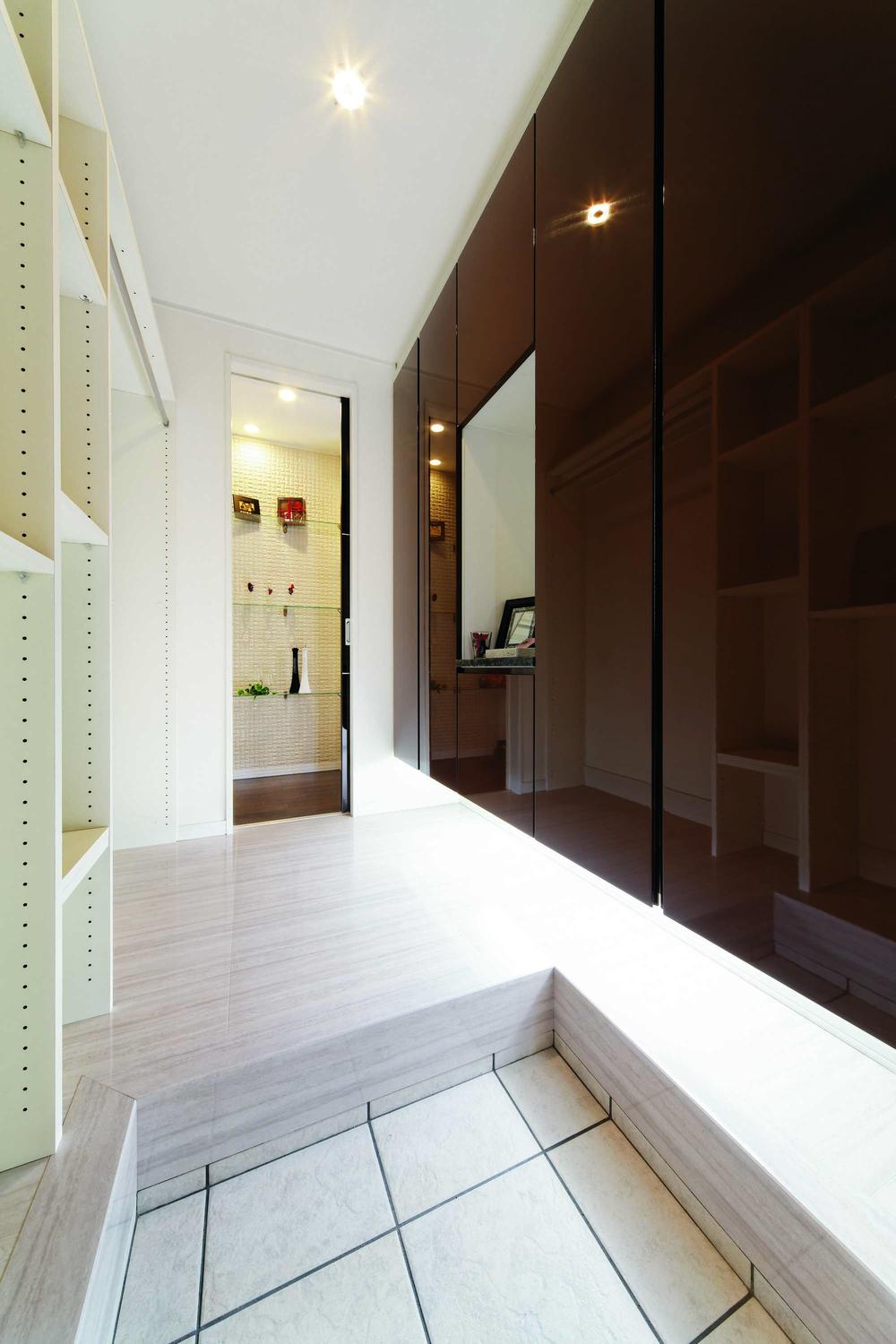 Model house photo. Ashiya already condominium model house photo. The 2WAY flow line adopted by the entrance, Plan that divided the entrance of our customers and their families. In addition to large-scale entrance storage, Installing a storage rack, which is also over, such as Court. 