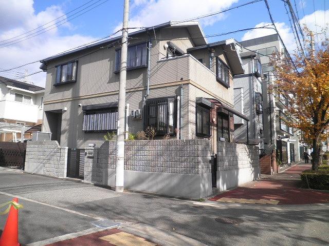 Local photos, including front road. Parking with car port