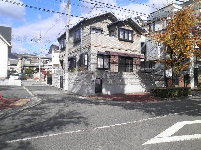 Local photos, including front road. Steel frame