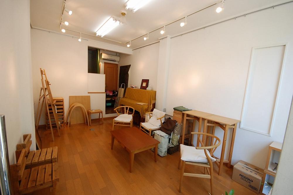 Non-living room. Good per positive first floor store space - scan.