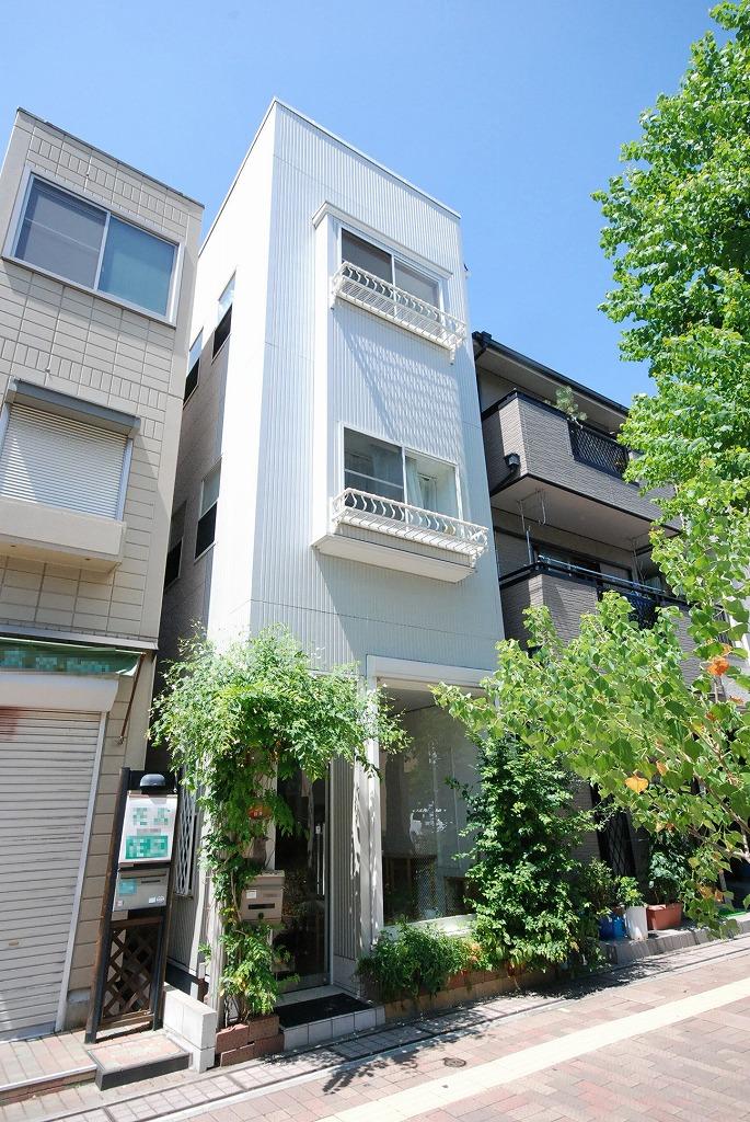 Local appearance photo. Is a cityscape of green full of Ashiya unique.