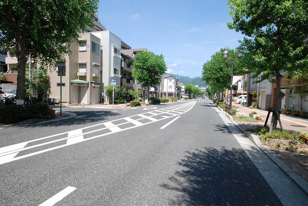 Local photos, including front road. Streets around.